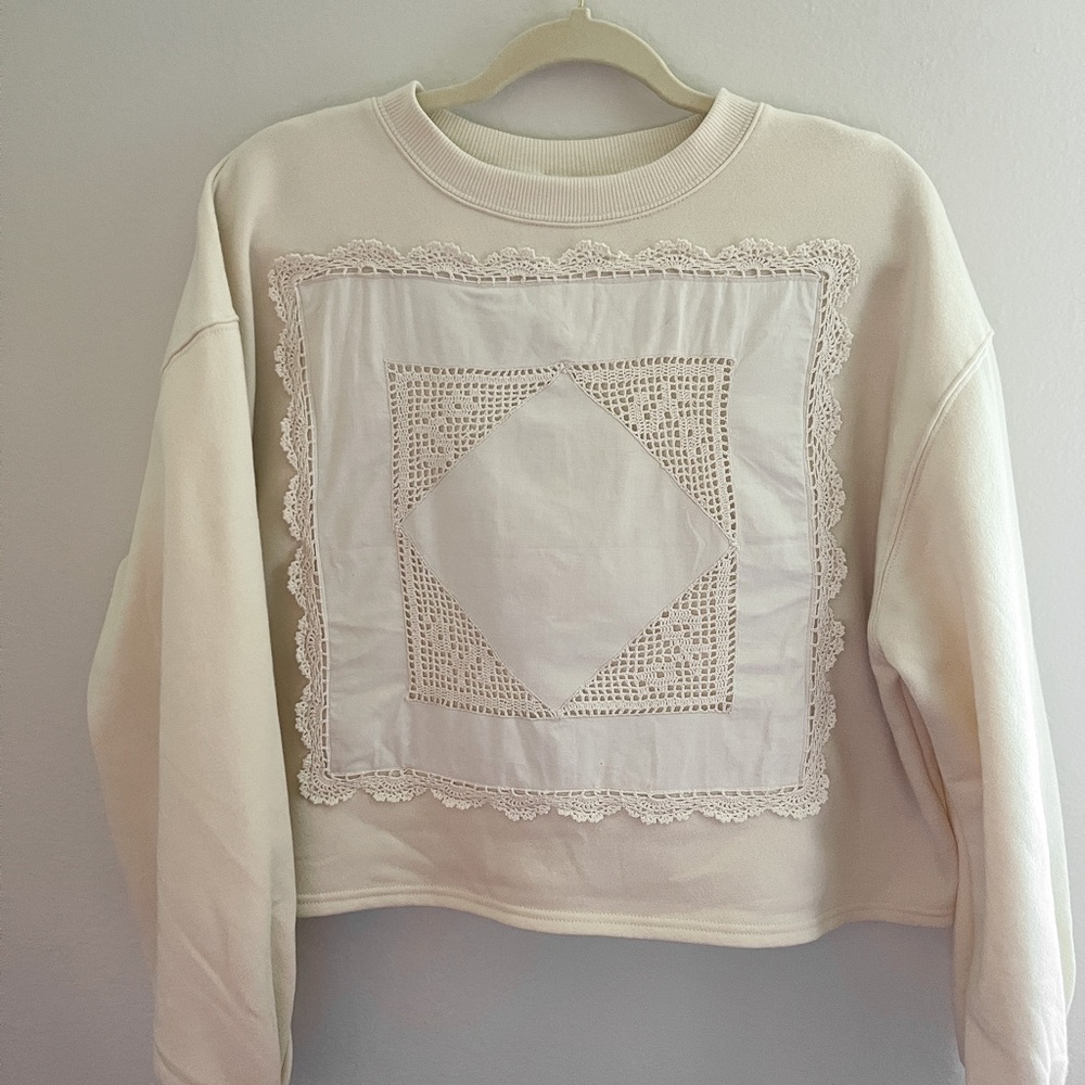 CROCHET APPLIQUÉ SWEATER